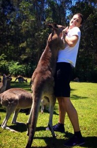 Photo avec un kangourou en Australie