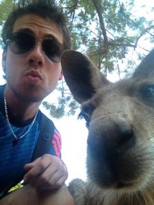 Photo avec un kangourou en Australie