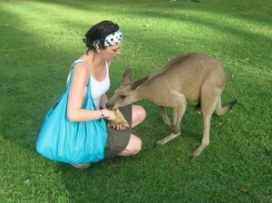 Photo avec un kangourou en Australie