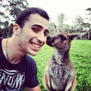 Photo avec un kangourou en Australie