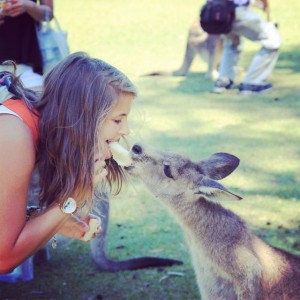 Photo avec un kangourou en Australie