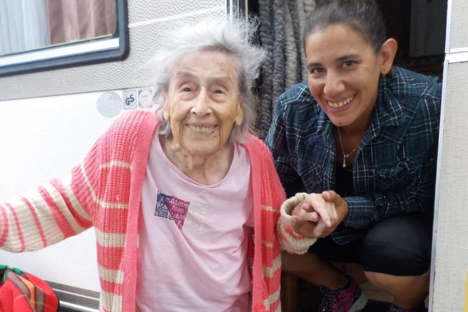 À 100 ans, elle sort de l’EHPAD et part en tour du monde avec sa petite-fille