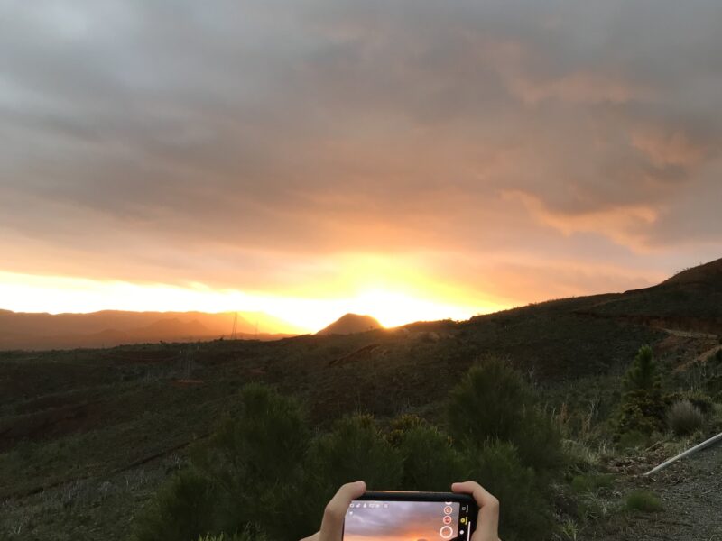 Photo d'un coucher de soleil vu d'un bord de route à Yaté dans le Sud de la Nouvelle-Calédonie visible sur le retour du trou bleu de Yaté