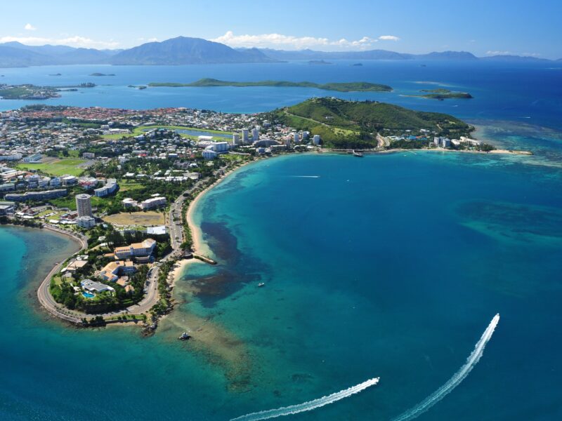 Vue aérienne de la plage de l'Anse Vata et de la plage du Méridien. 