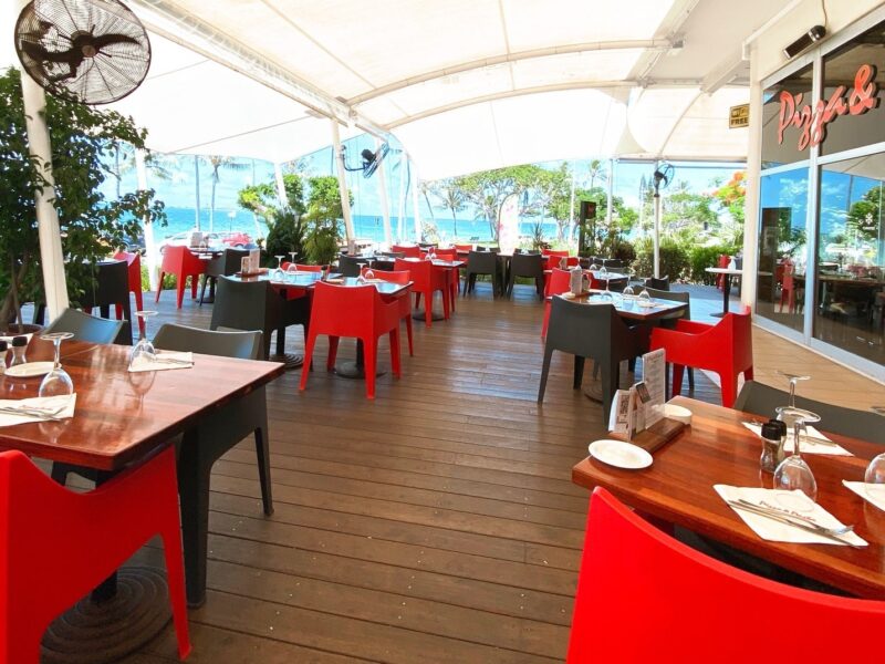 Vue sur la terrasse du restaurant. La mer est en arrière plan.