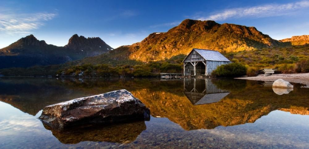Le lac Dove, ses montagnes alentours et ses reflets miroirs en Tasmanie