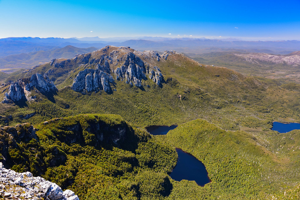 Vue panoramique sur le parc national depuis le sommet de Frenchman's Cap en Tasmanie