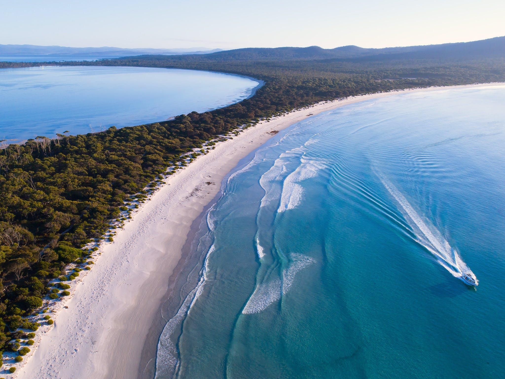 Bateau de croisière dans les eaux de Maria Island en Tasmanie