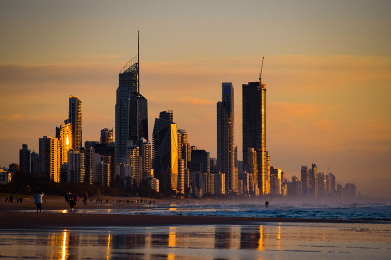 La culture australienne du travail diffère grandemment de ce dont on est habitué en France. Photo du CBD (Central Business District) de la Gold Coast au coucher du Soleil.