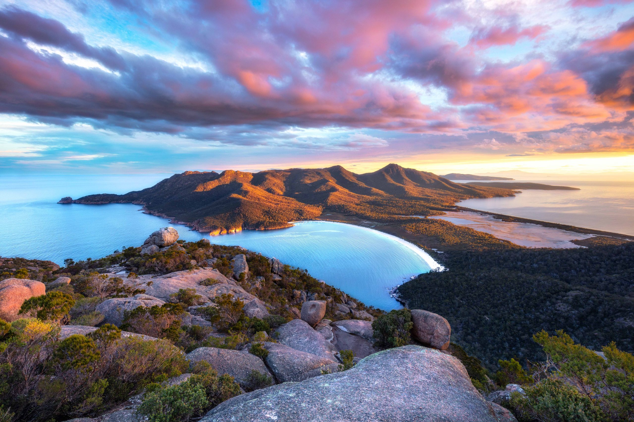 La vue panoramique sur Wineglass Bay depuis le sommet de Mount Amos en Tasmanie