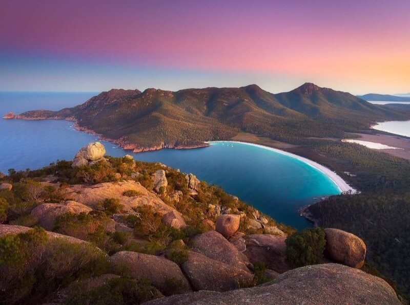 Randonnée au Mont Amos avec vue panoramique sur Wineglass Bay au sommet