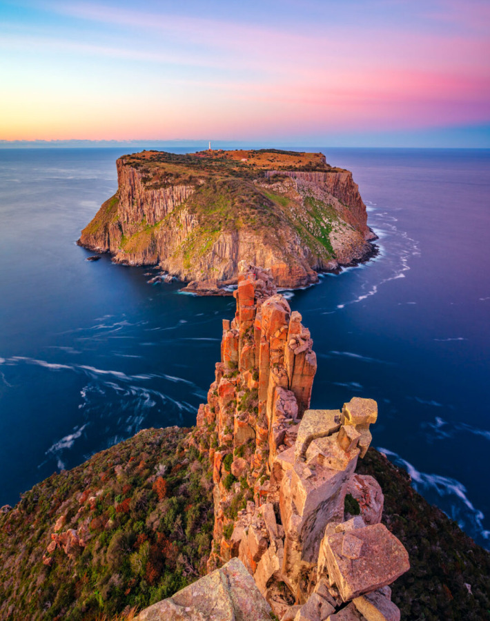 Vue du ciel sur Three Capes Track en Tasmanie et ses couleurs éclatantes au coucher du soleil