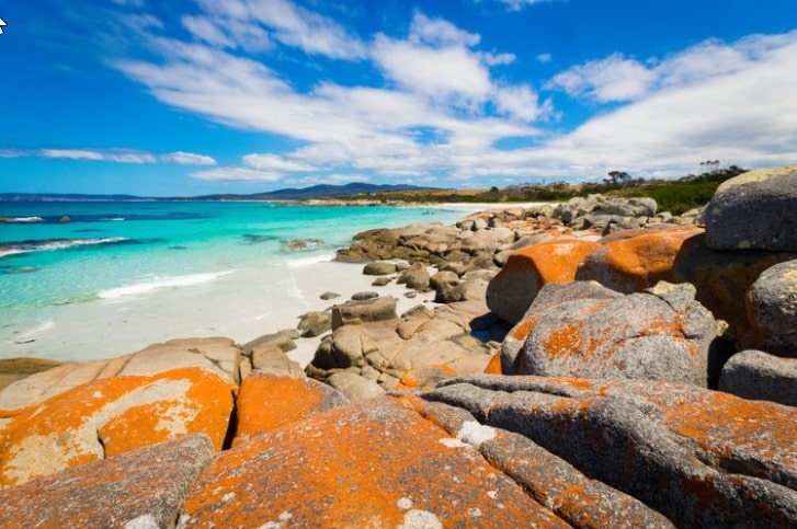 Plage se sable blanc et d'eau turquoise de Binalong Bay, Bay of Fires en Tasmanie