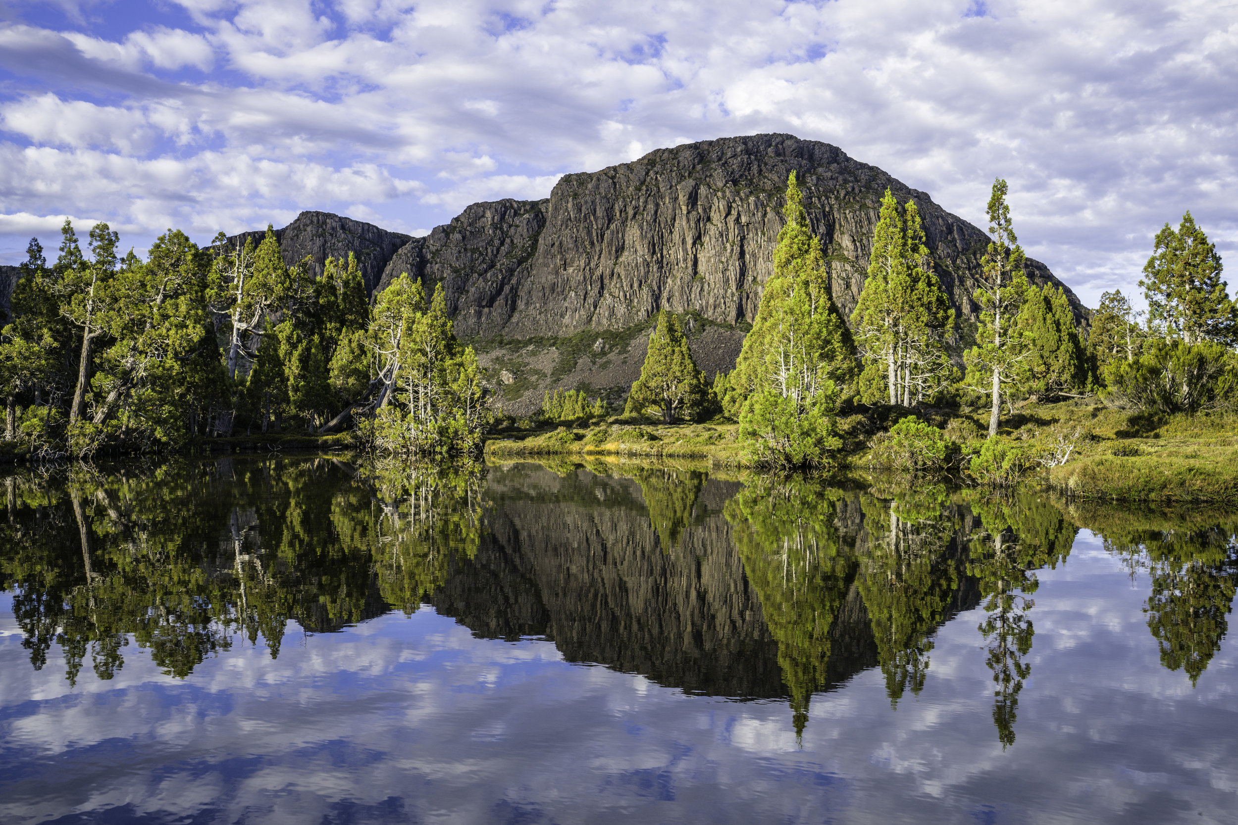 Walls of Jerusalem National Park et son lac aux reflets miroir en Tasmanie