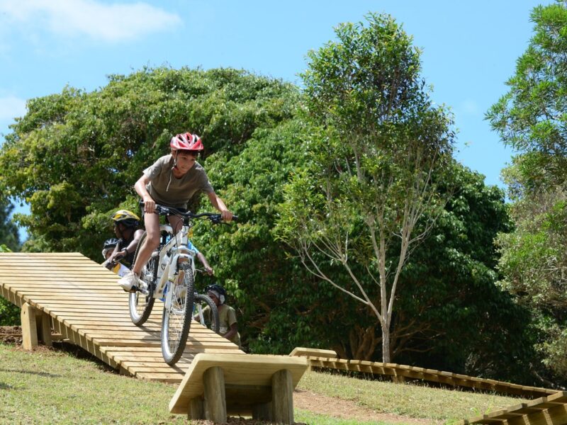 Photo d'un enfant faisant du VTT aux incontournables boucles de Tina à Nouméa.