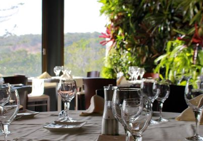 Vue sur une table à l'intérieur du restaurant.