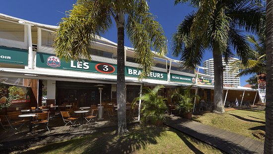 Photo de l'extérieur des 3 Brasseurs,, leur logo est visible sur la devanture. Deux palmiers sont visibles au premier plan.
bars et restaurants à Nouméa