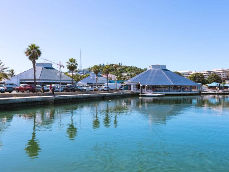 Vue extérieur du marché de Port Moselle. Le marché est composé de 3 bâtiments à la toiture bleue. 