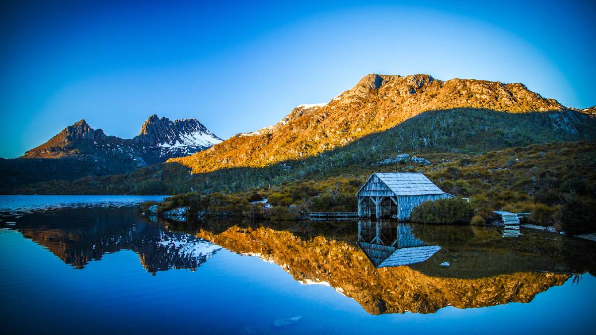 Panorama sur les pics montagneux du parc national de Cradle Mountain et sur le lac St Clair en Tasmanie