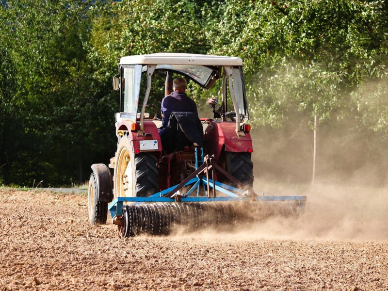 Un tracteur labourant un champ pour représenter la diversité des missions dans le secteur agricole en Australie