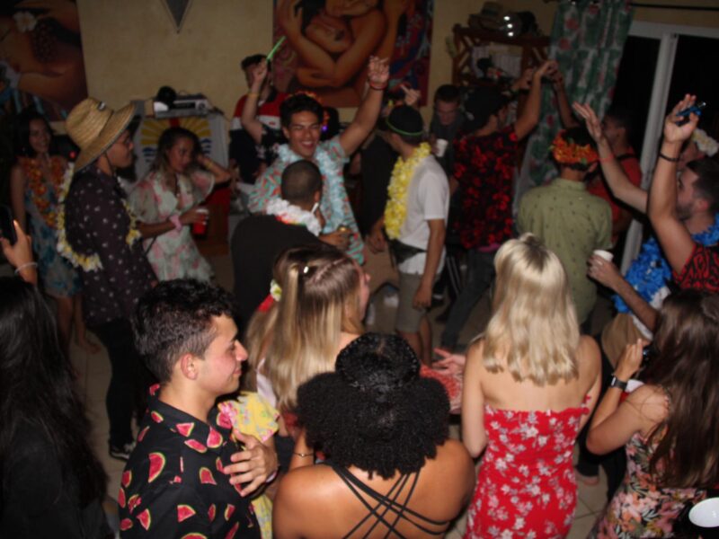 Photo prise lors d'une soirée privée en Nouvelle-Calédonie sur le thème tropical/fleuri.