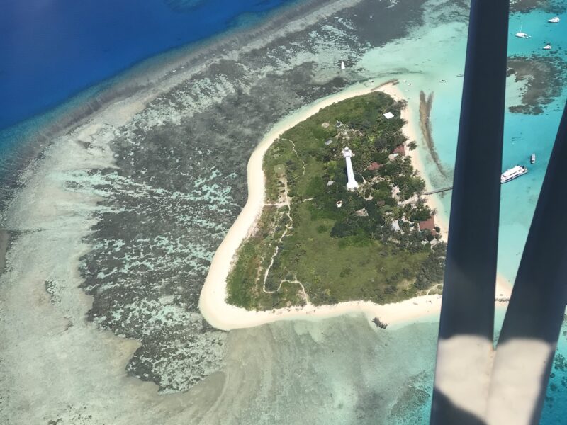 Vue aérienne sur l'îlot Amédée et son l'iconique Phare Amédée. Photo prise en ULM en Nouvelle-Calédonie.