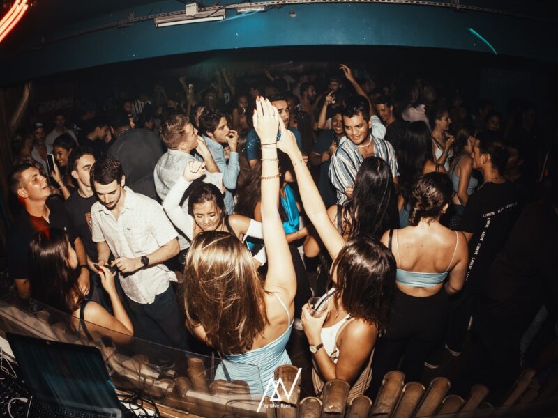 Photo du MV Lounge, un des nightclubs de Nouvelle-Calédonie. La photo est prise depuis la zone de mixage du DJ. On y voit de nombreuses personnes danser.