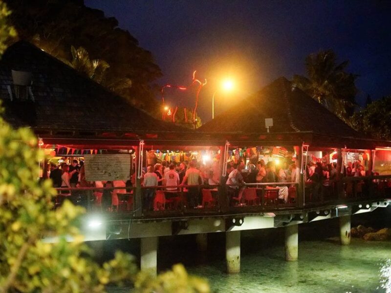 Photo de l'extérieur de la Bodéga. Comme le XO, il s'agit d'un des nightclubs de Nouvelle-Calédonie sur pilotis au dessus de l'eau.