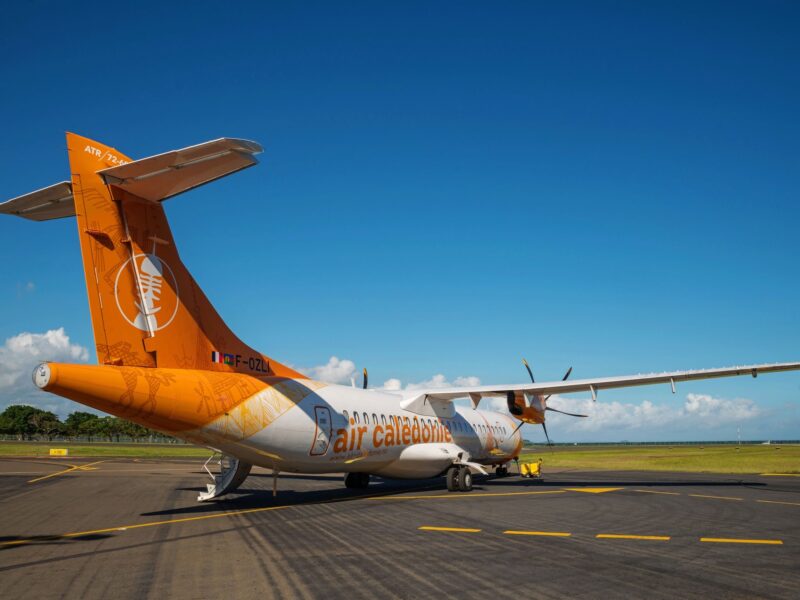 Photo d'un avion de la compagnie Air Calédonie sur une piste de décollage.