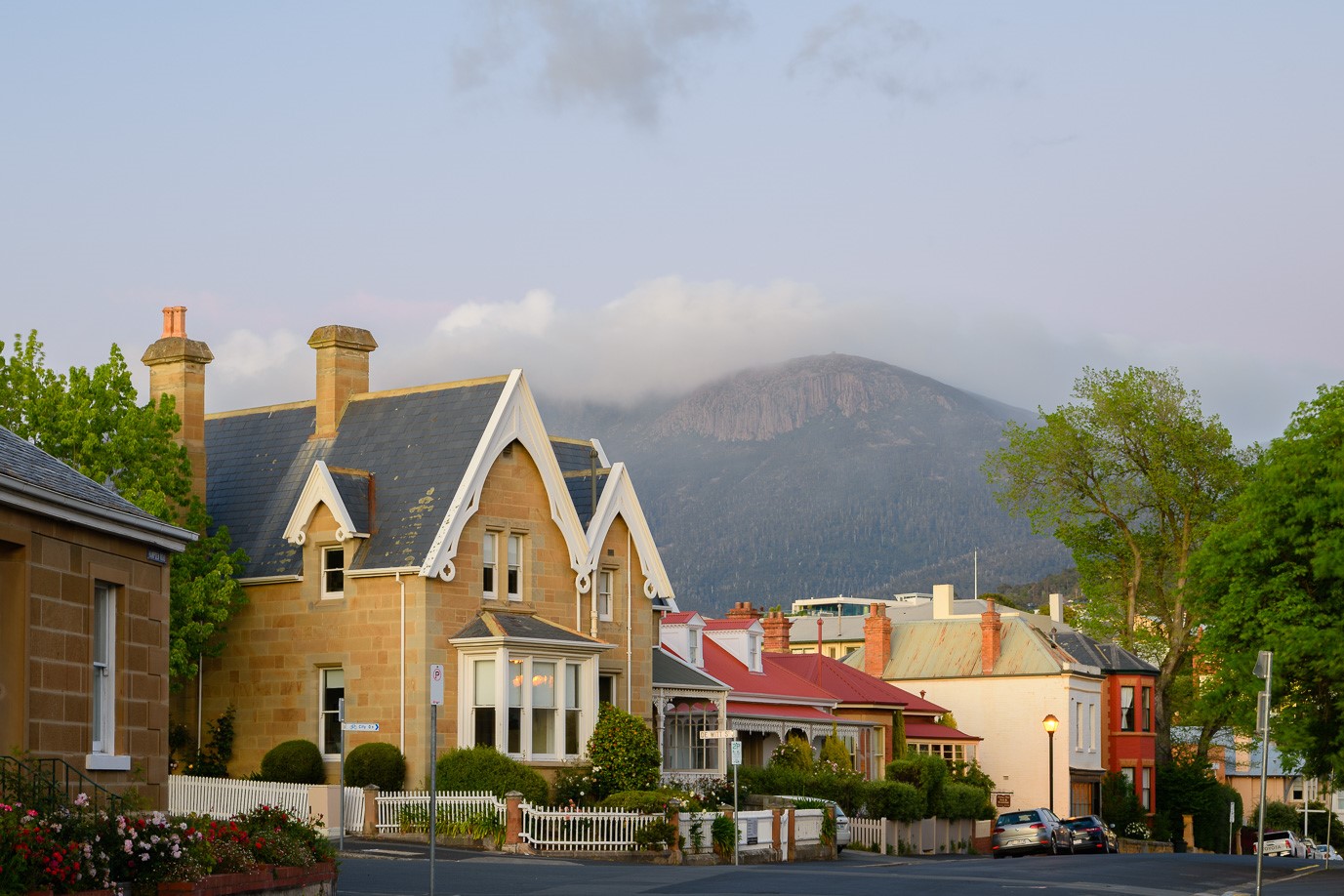 Battery Point et ses jolie façades avec en toile de fond le Mont Wellington en Tasmanie