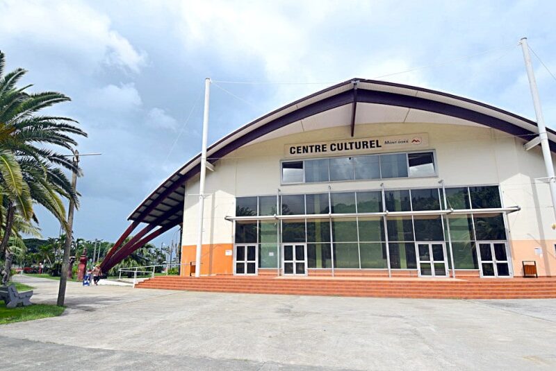 Photo de l'extérieur du bâtiment principal du centre culturel du Mont-Dore en Nouvelle-Calédonie