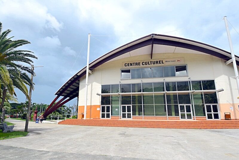 Photo de l'extérieur du bâtiment principal du centre culturel du Mont-Dore en Nouvelle-Calédonie 