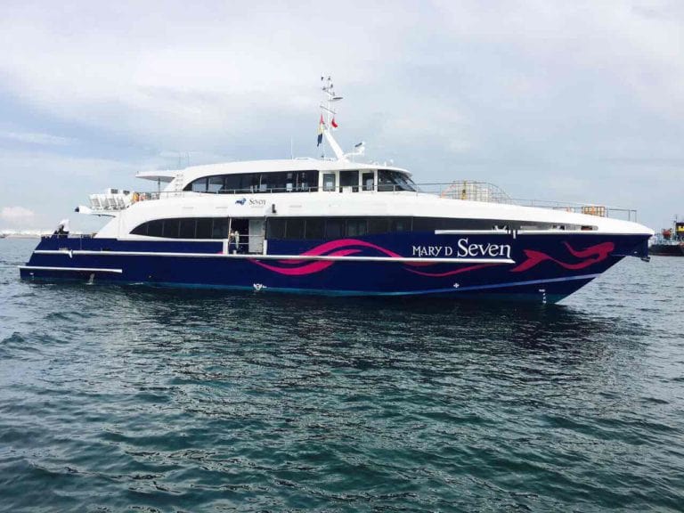 Photo du Mary D Seven, le bateau qui vous emmènera sur l'îlot Amédée de Nouvelle-Calédonie ou vous découvrirez le Phare Amédée.