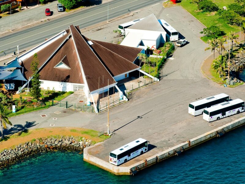Phot aérienne du musée maritime de la Nouvelle-Calédonie situé au bord de l'eau