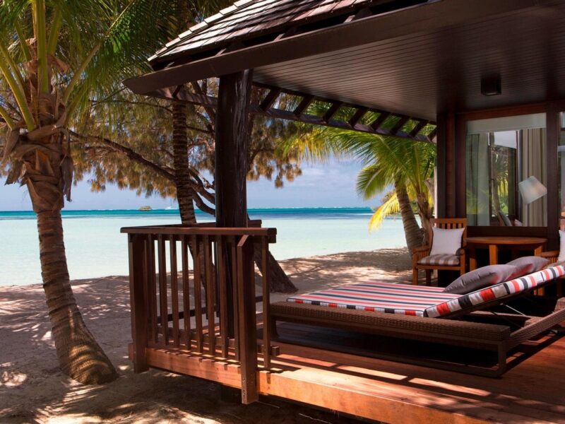 Photo de l'extérieur d'un bungalow du Méridien avec transat et accès direct à la plage.