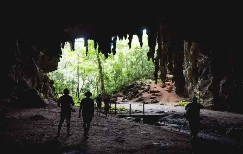 Photo de l'intérieur de la grotte de la reine Hortense à l'île des Pins en Nouvelle-Calédonie.