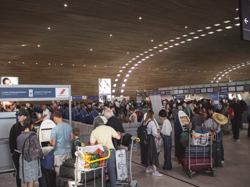 hall d'attente pour passer la sécurité et la douane dans un aéroport