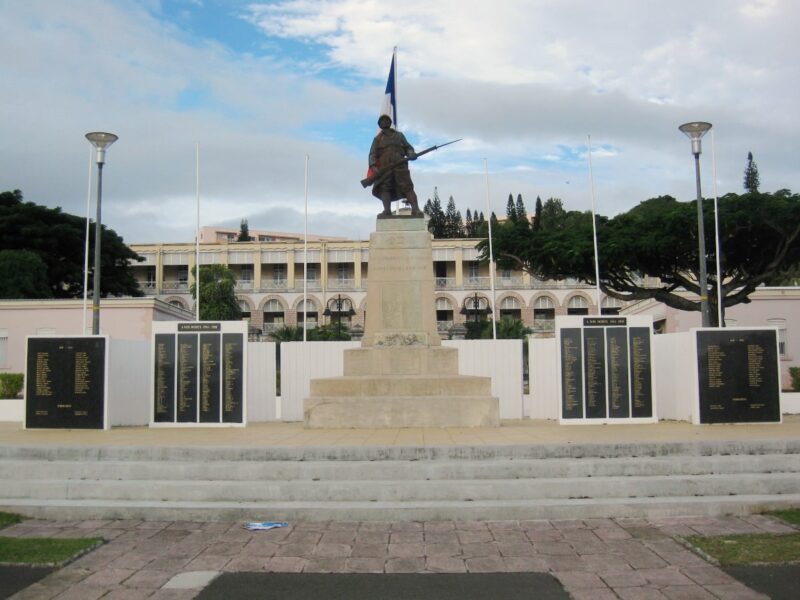 Photo du monument aux morts de la place Bir-Hakeim à Nouméa en Nouvelle-Calédonie
