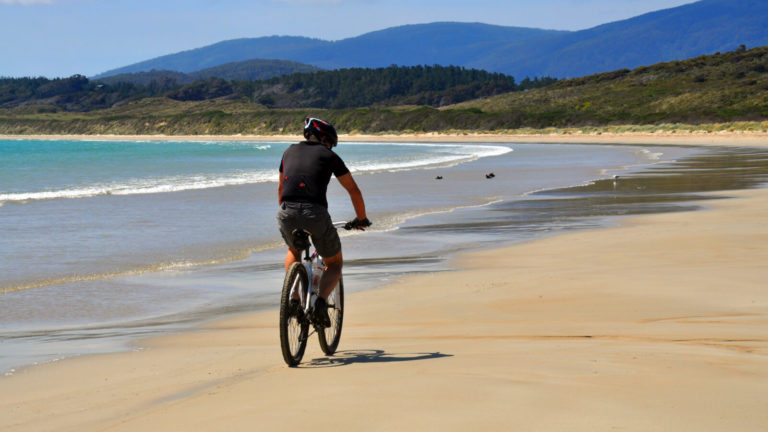 Cyclisme sur les plages de Bruny Island en Tasmanie 