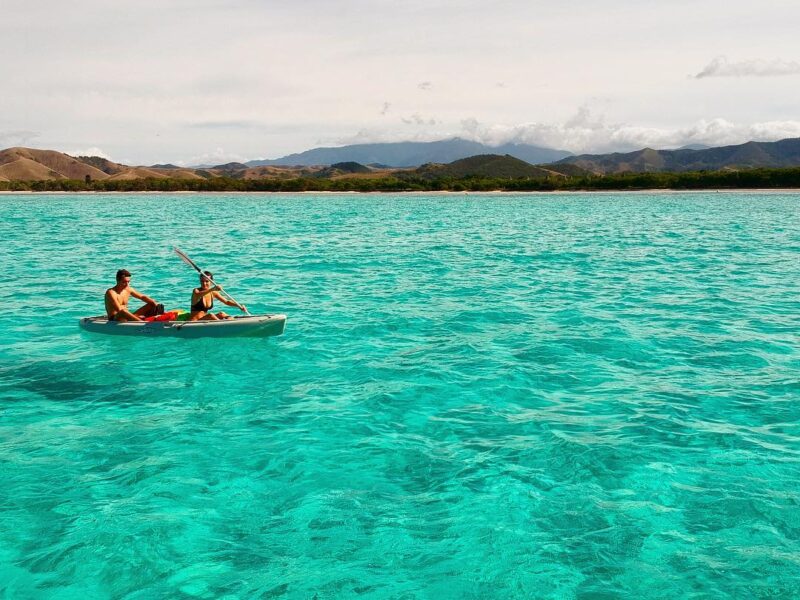 Photo de deux personnes faisant du kayak sur le lagon de Bourail.