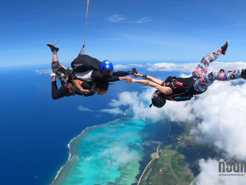 Photo de 3 personnes faisant un saut en parachute au dessus de Bourail avec Nouméa Skydive.