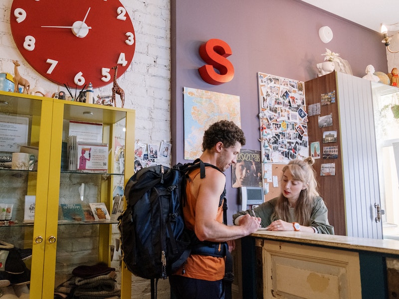 Un backpacker arrivant en auberge de jeunesse à Sydney