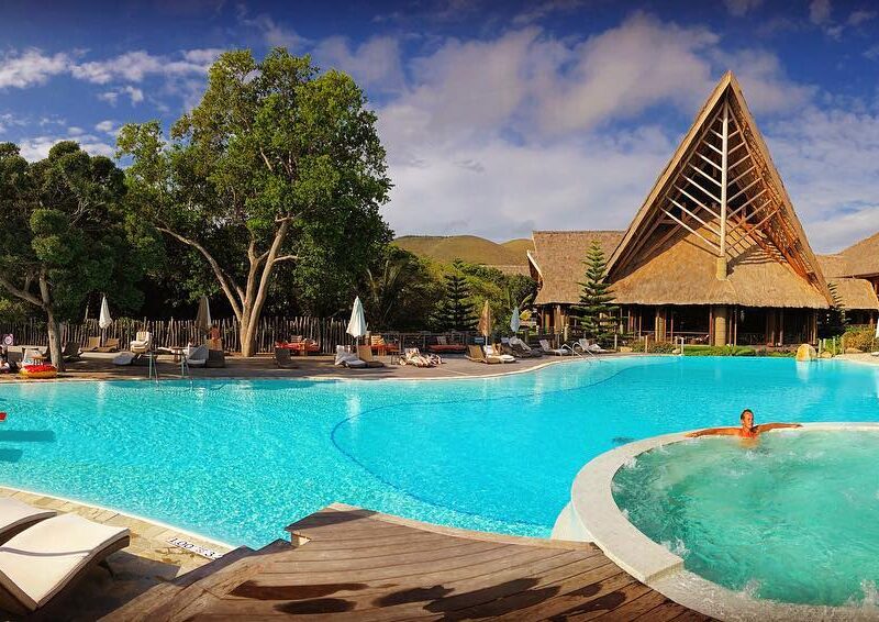 Photo de la piscine et du spa pool du Sheraton de Déva à Bourail.