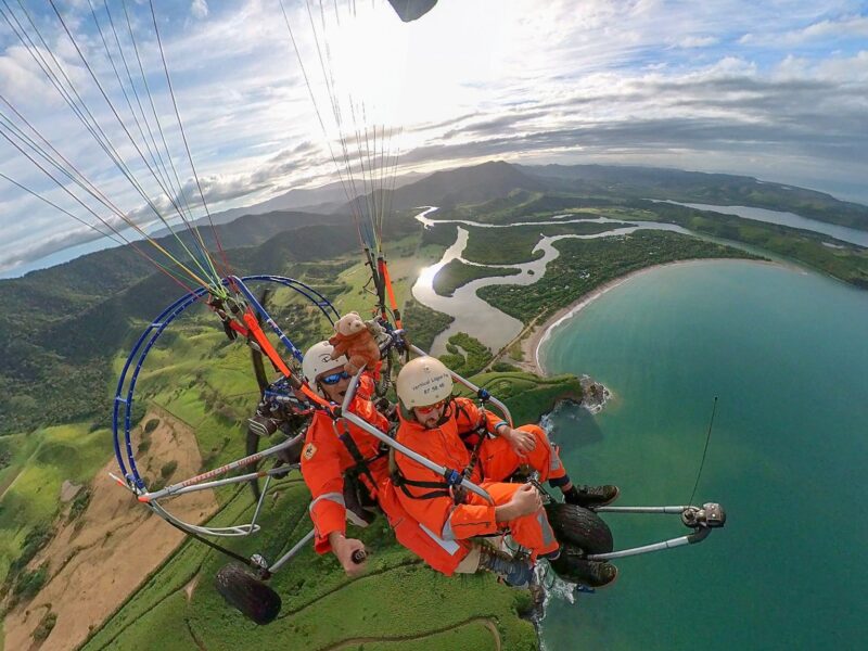 Photo de deux personne en paramoteur au dessus de Bourail avec Vertical Lagon Poé.