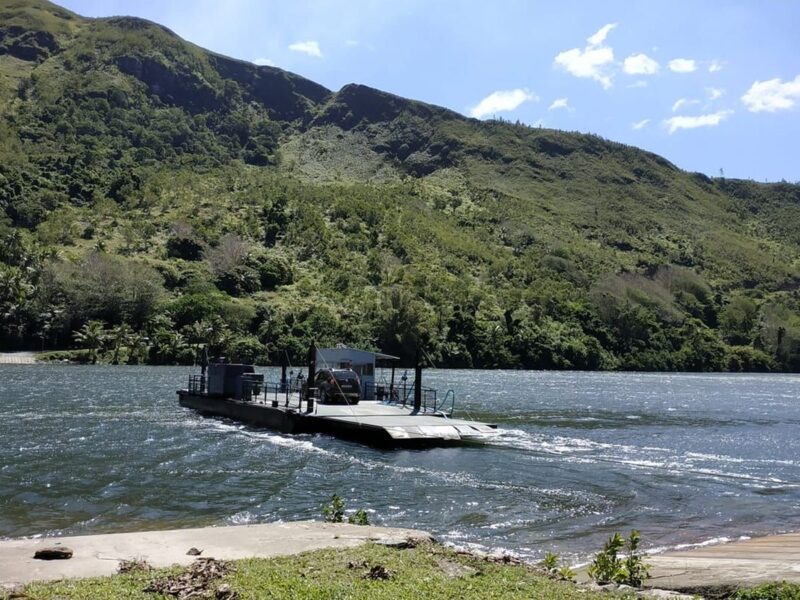 Photo du bac de la Ouaième sur la côte Est de la Nouvelle-Calédonie.