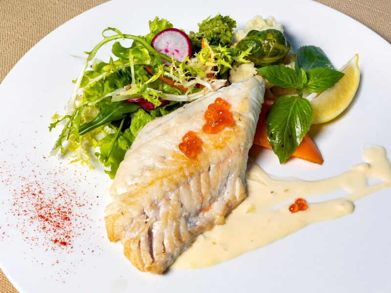 barramundi grillé prêt à être dégusté, plat typique australien 