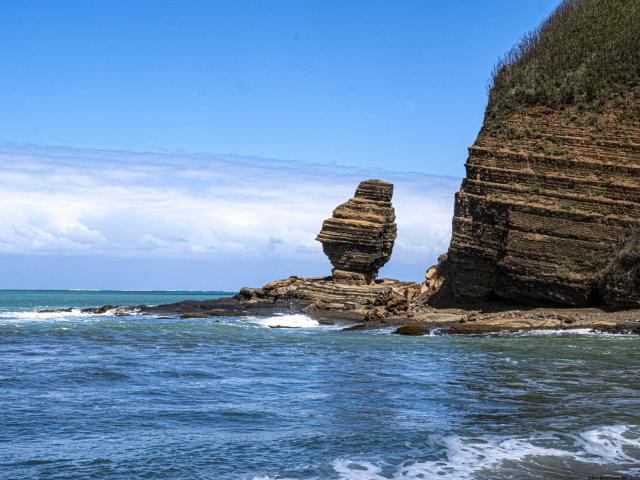 Photo du bonhomme de Bourail, sur la plage de la Roche Percée, en Nouvelle-Calédonie.