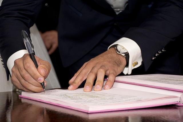 Signature à la mairie lors d'un mariage en Australie (Image par Narcis Ciocan de Pixabay)
