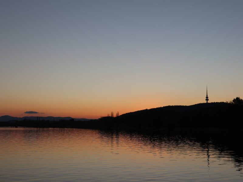 Coucher de soleil sur le lac Burley Griffin Canberra