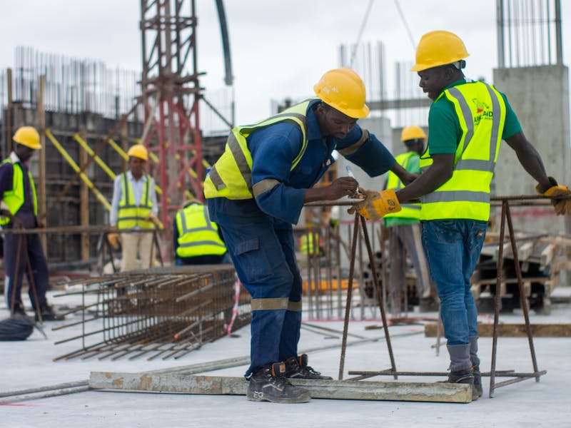 Il y a des normes de sécurité à respecter quand on travaille dans la construction